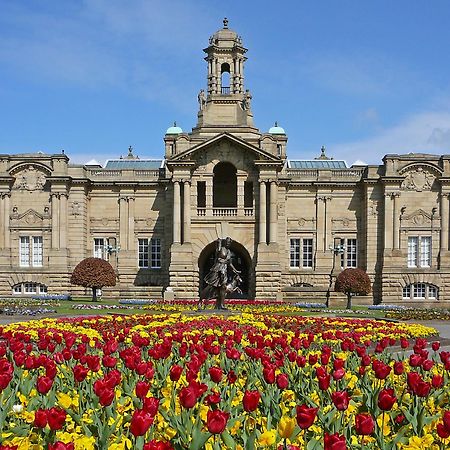 Stylish 4 Double Bedroom House In Bradford, Views Of Hillside And Parking Shipley  Exterior photo