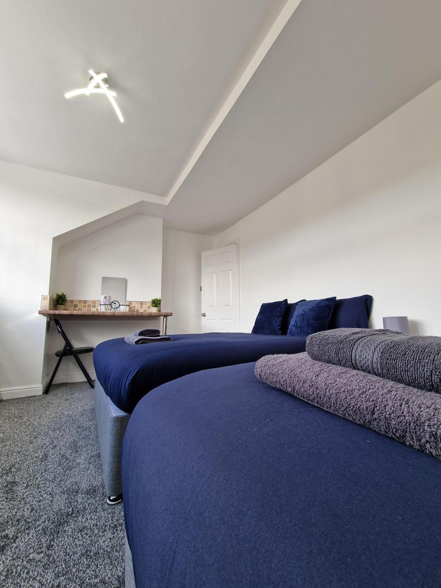 Stylish 4 Double Bedroom House In Bradford, Views Of Hillside And Parking Shipley  Exterior photo