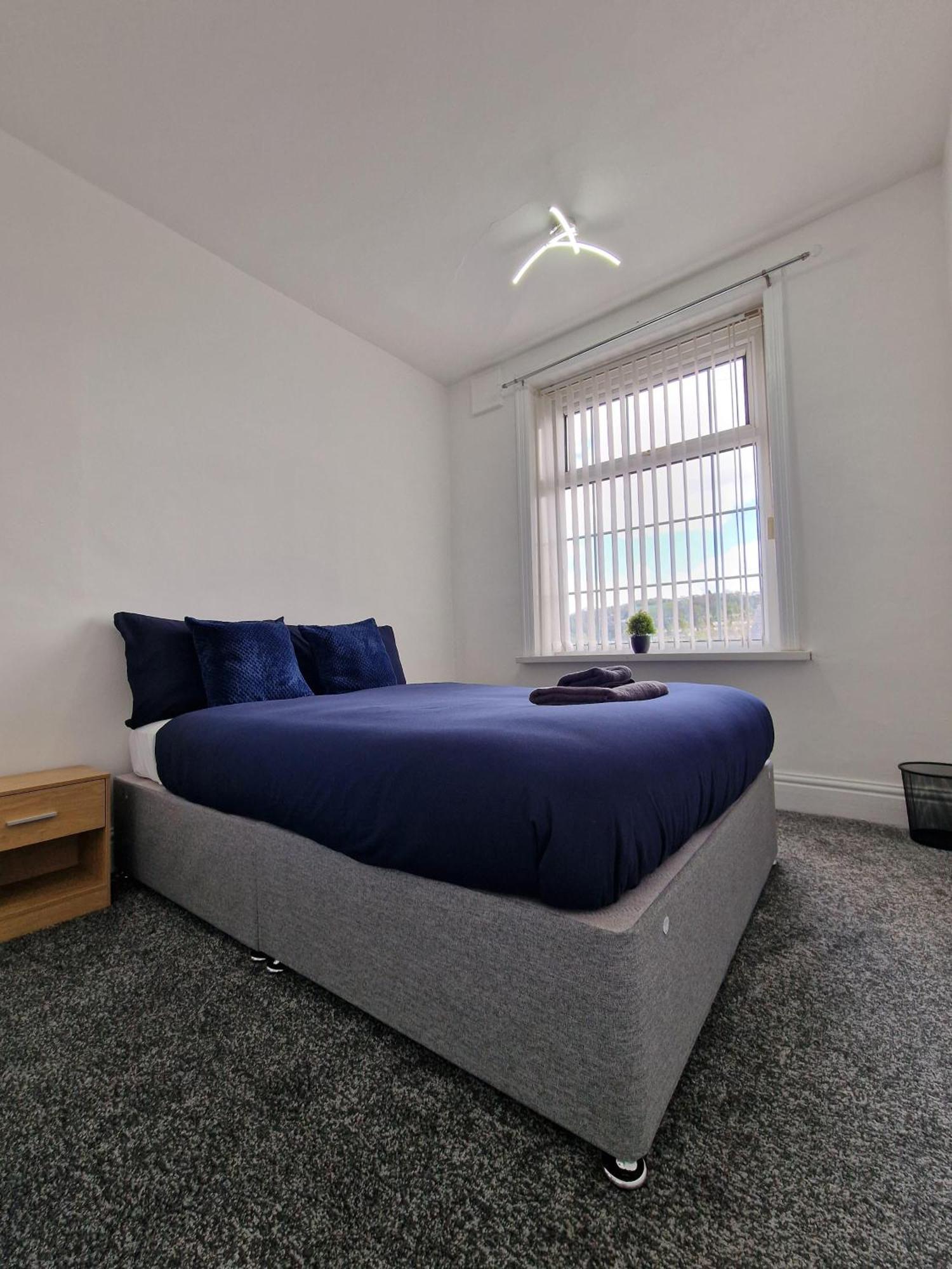 Stylish 4 Double Bedroom House In Bradford, Views Of Hillside And Parking Shipley  Exterior photo