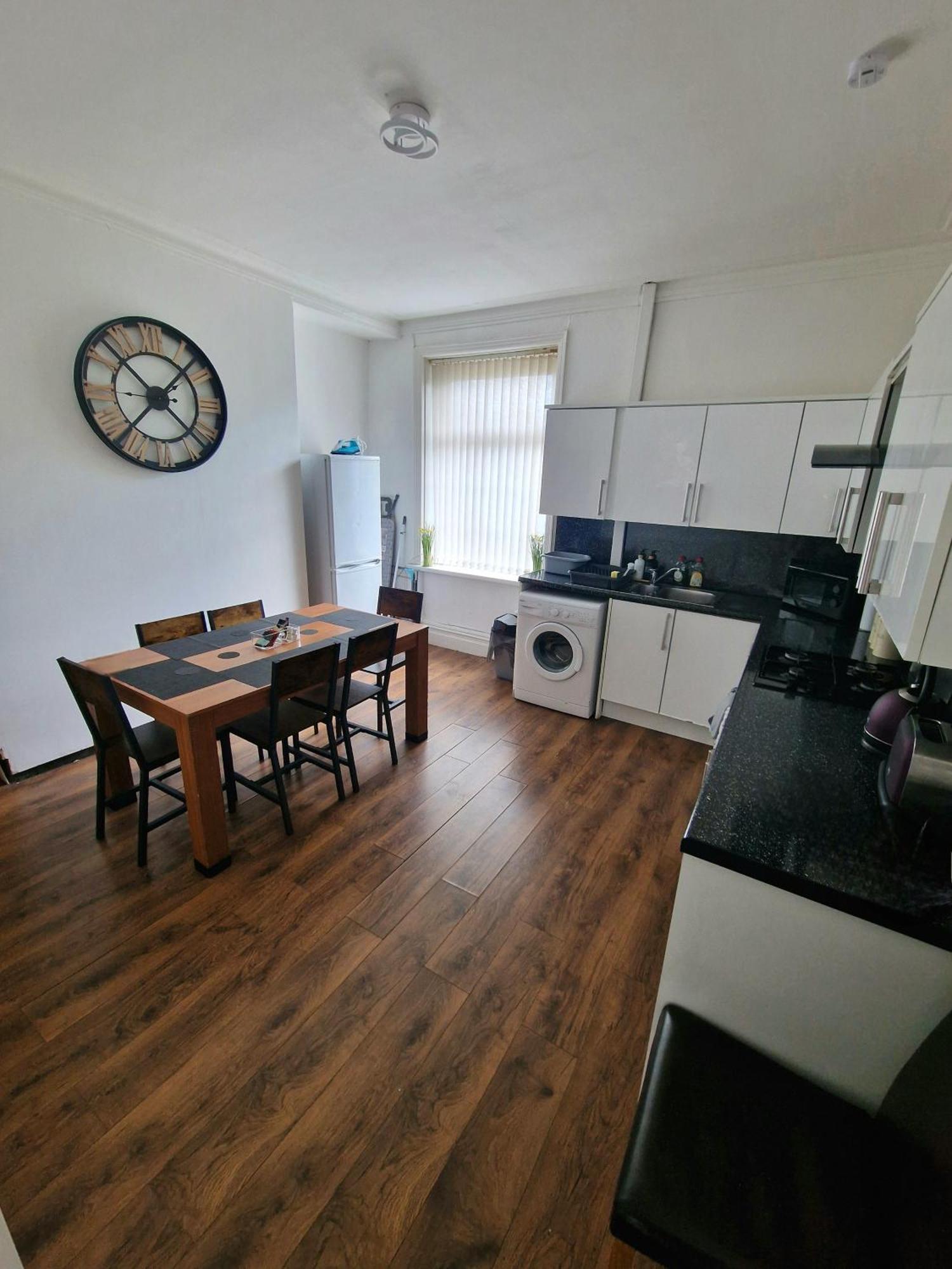 Stylish 4 Double Bedroom House In Bradford, Views Of Hillside And Parking Shipley  Exterior photo