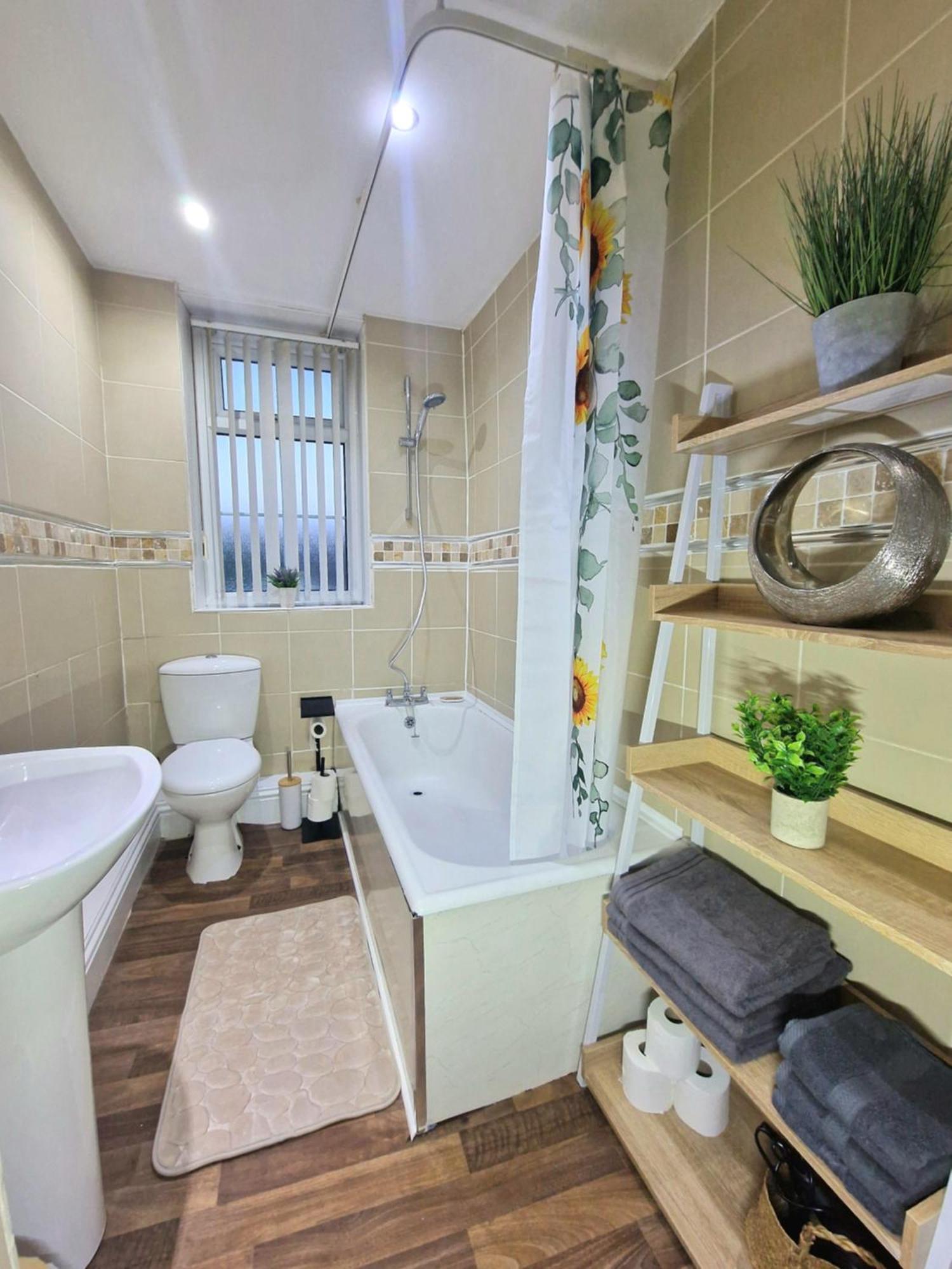 Stylish 4 Double Bedroom House In Bradford, Views Of Hillside And Parking Shipley  Exterior photo