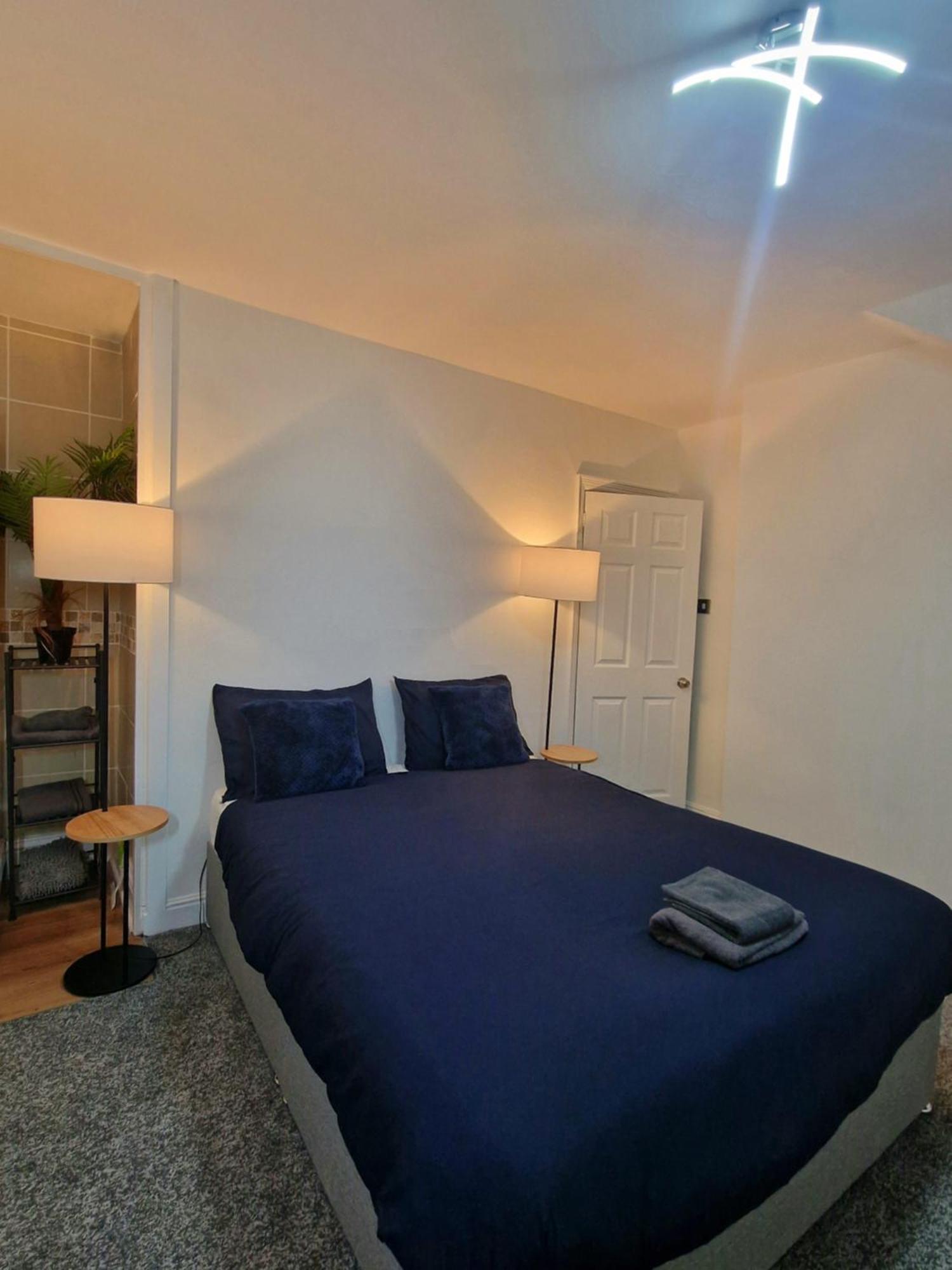 Stylish 4 Double Bedroom House In Bradford, Views Of Hillside And Parking Shipley  Exterior photo