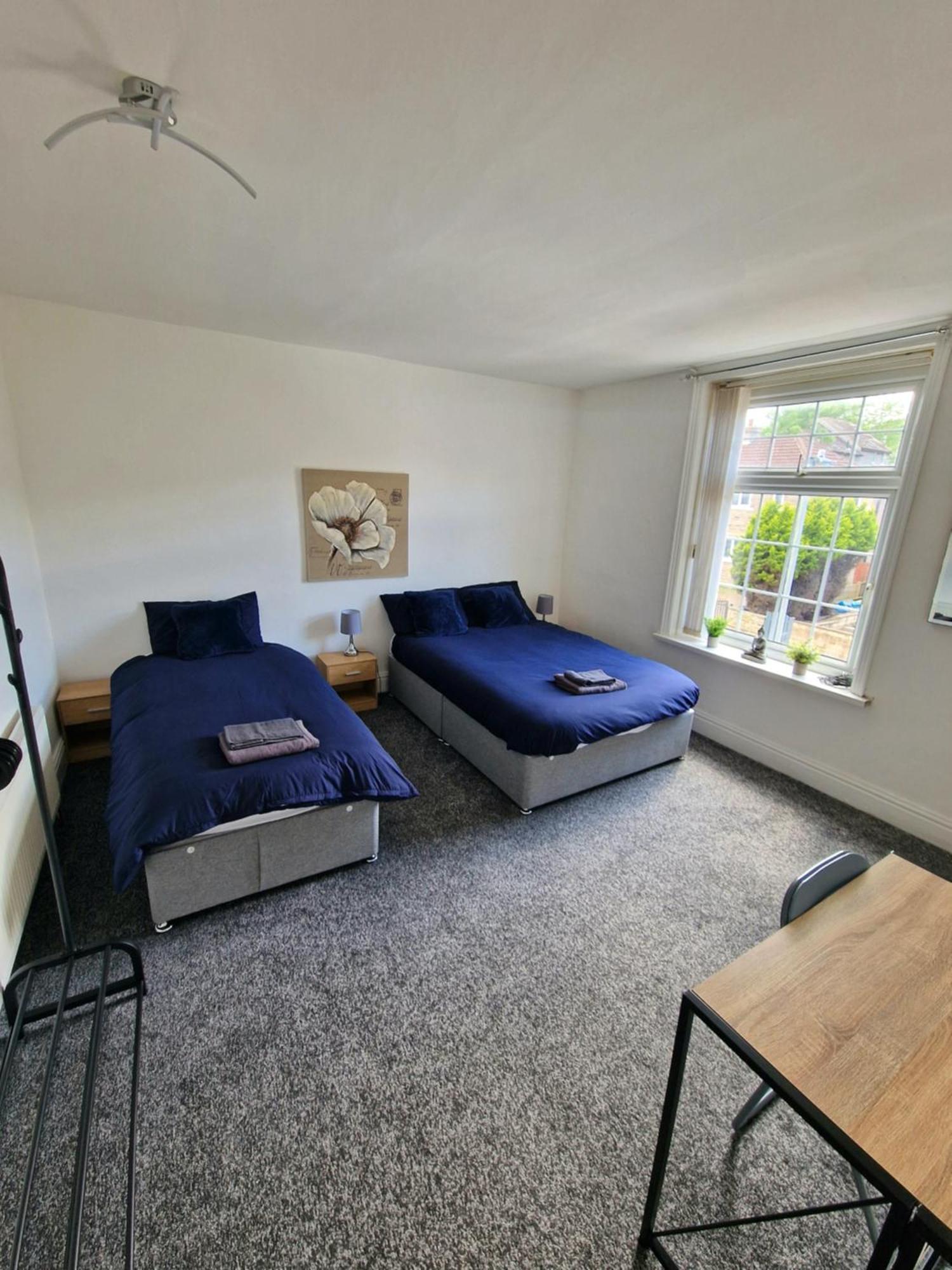 Stylish 4 Double Bedroom House In Bradford, Views Of Hillside And Parking Shipley  Exterior photo