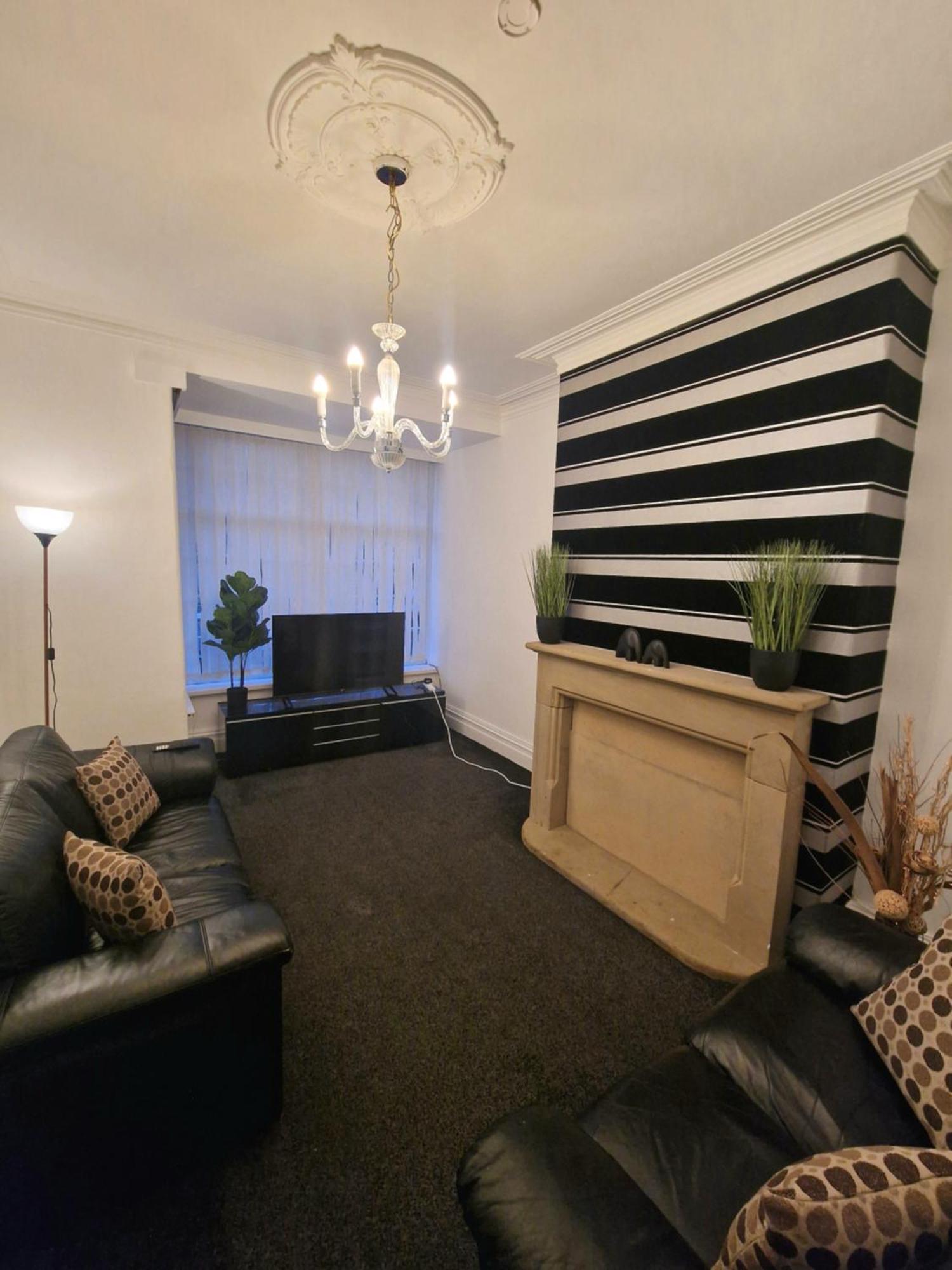 Stylish 4 Double Bedroom House In Bradford, Views Of Hillside And Parking Shipley  Exterior photo