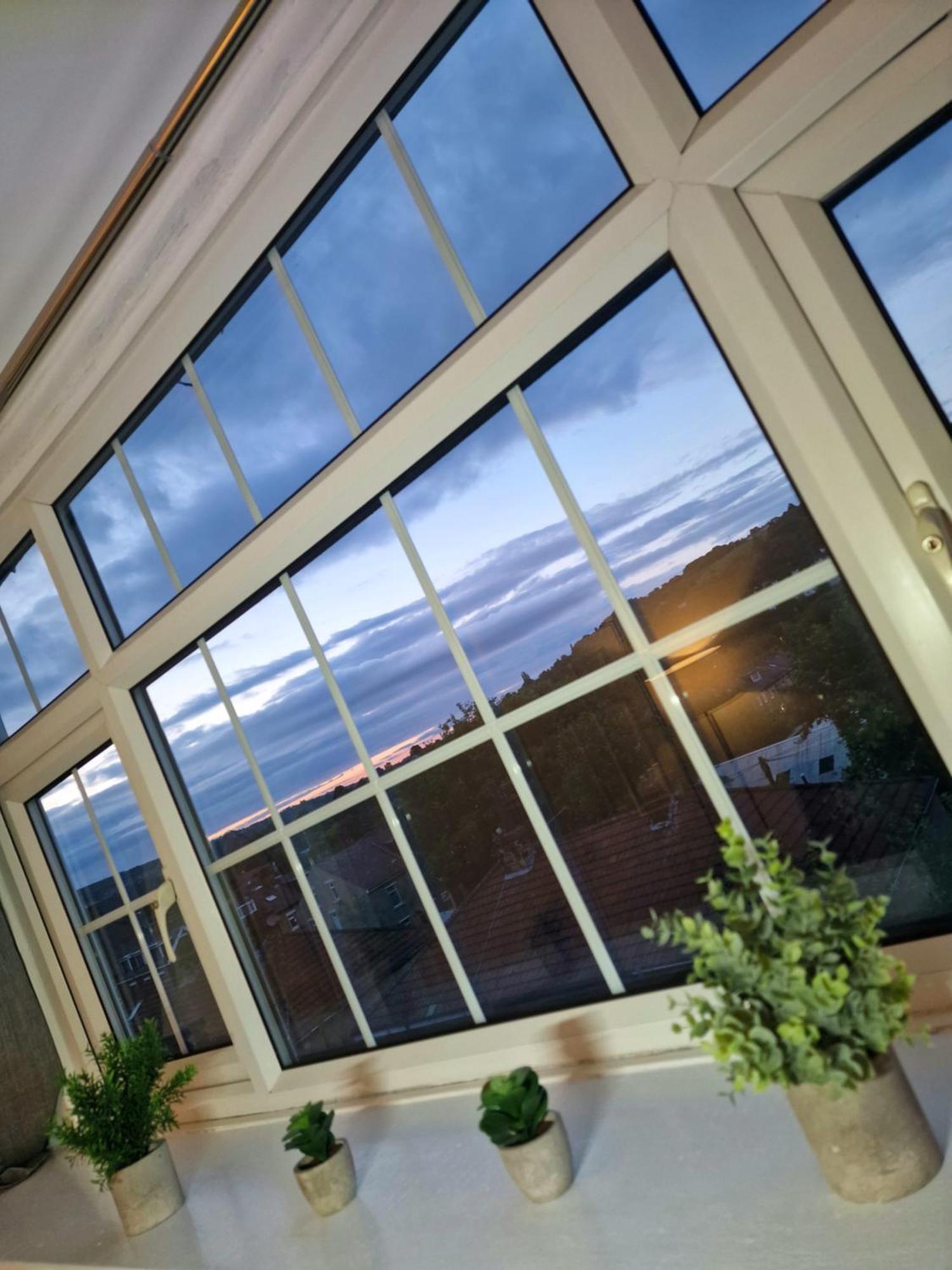 Stylish 4 Double Bedroom House In Bradford, Views Of Hillside And Parking Shipley  Exterior photo
