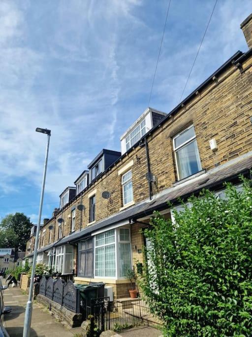 Stylish 4 Double Bedroom House In Bradford, Views Of Hillside And Parking Shipley  Exterior photo